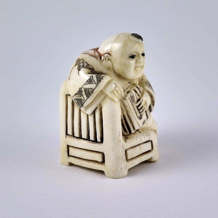 Нецке верхом на драконе