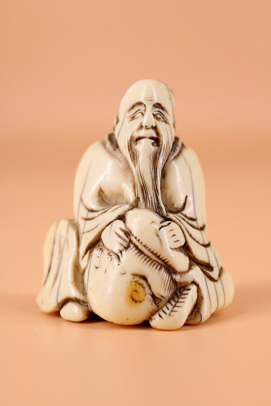 Японская фигурка нэцкэ старик с рыбой