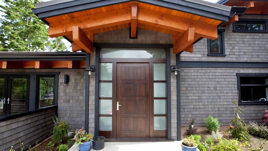 Входная группа для частного дома дерево