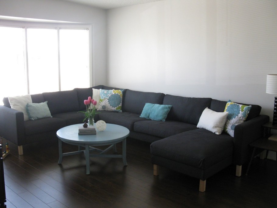 Черный диван икеа в интерьере