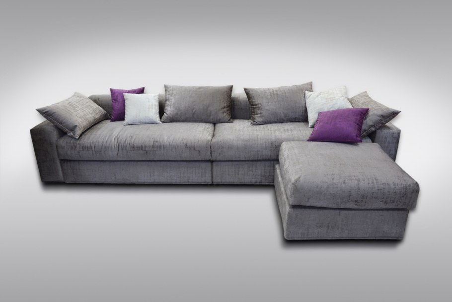 Прямой диван с пуфом