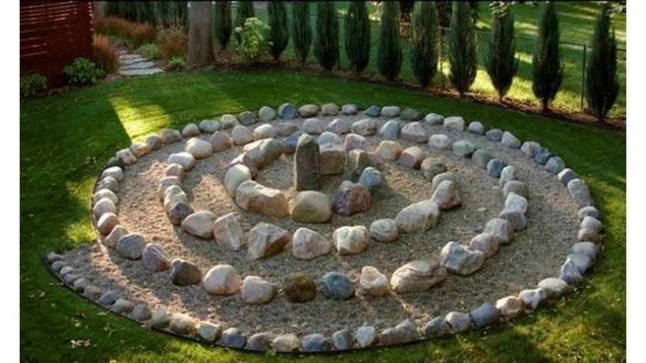 Украсить клумбу камнями