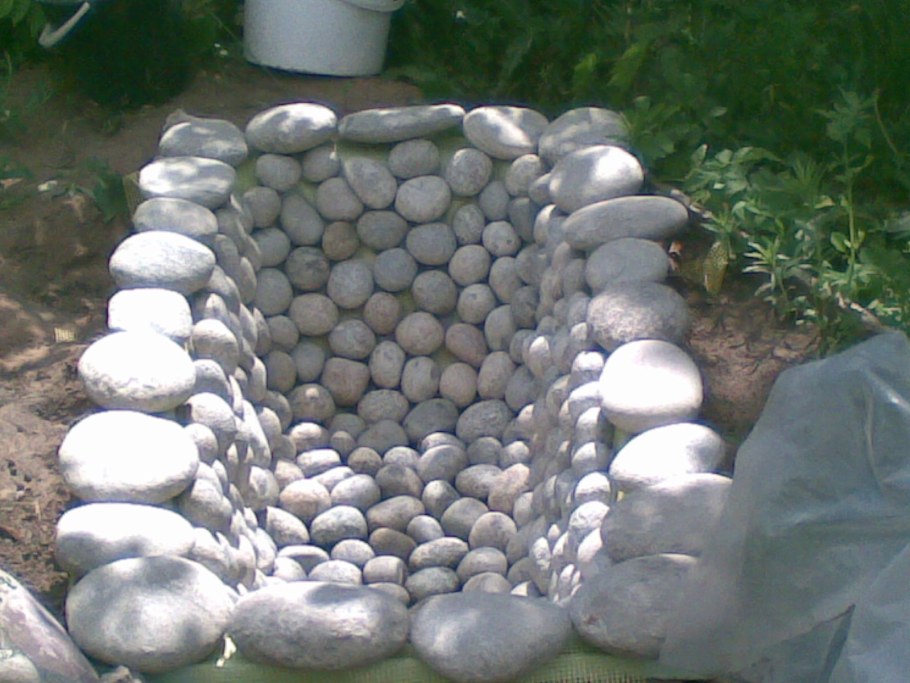 Пруд выложенный камнем