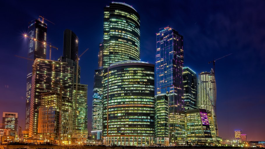 Комната с видом на ночной город