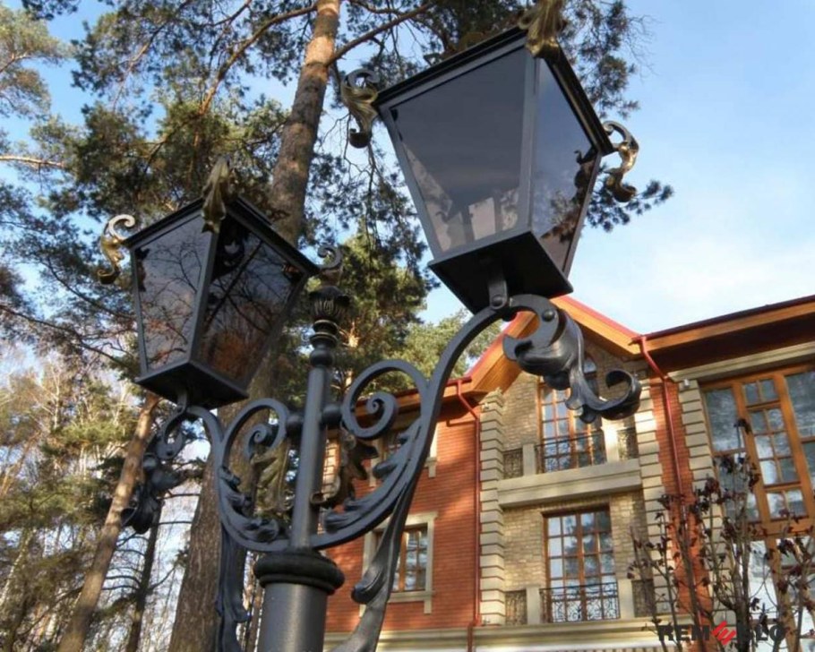 Камера на столб крванный в саду