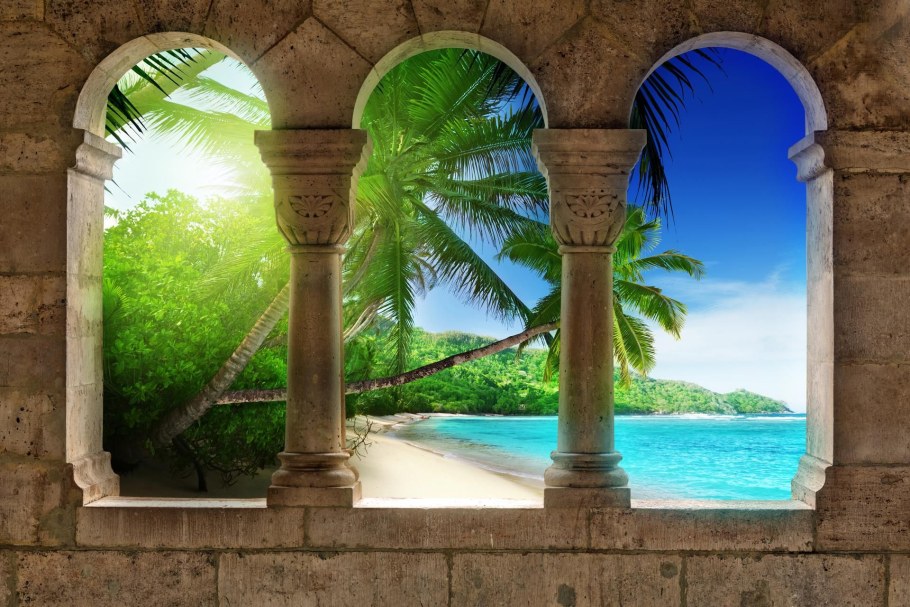 Вид на море через арку