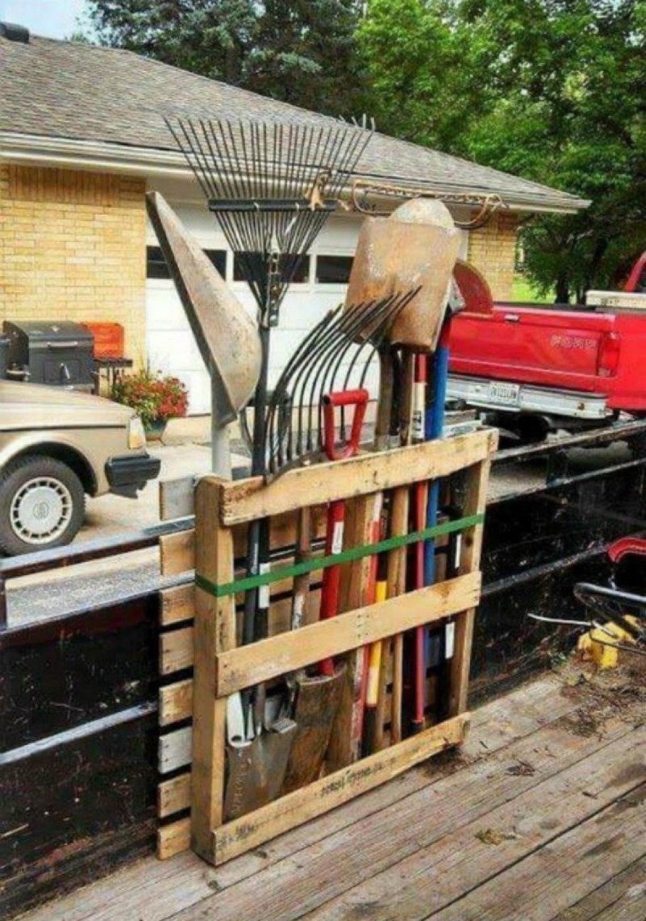 Декор из поддонов для дачи