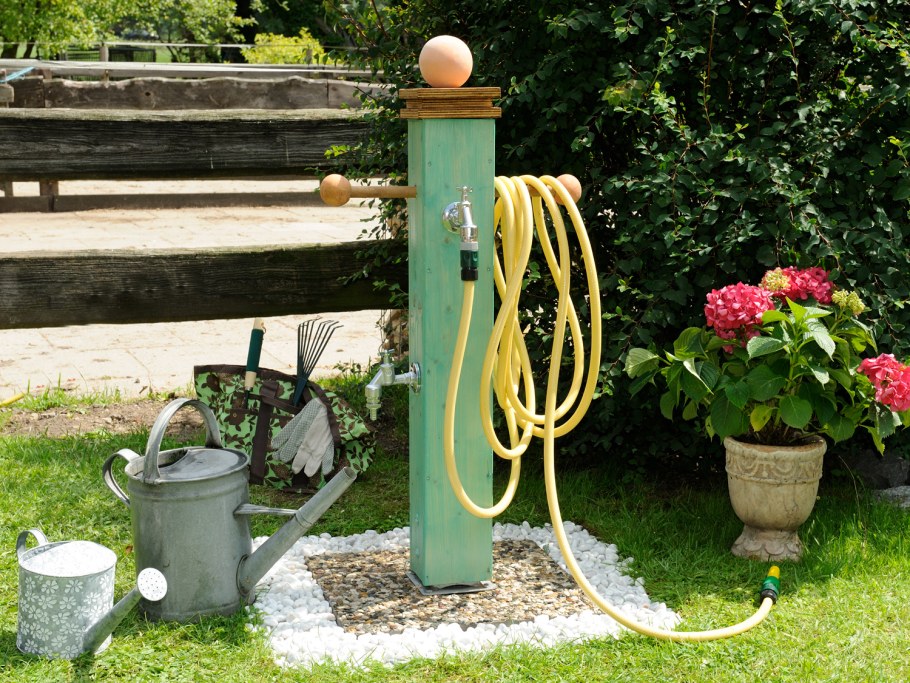 Уличный кран для воды на даче