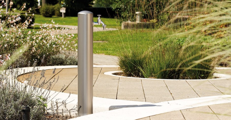 Колонка воды в ландшафт