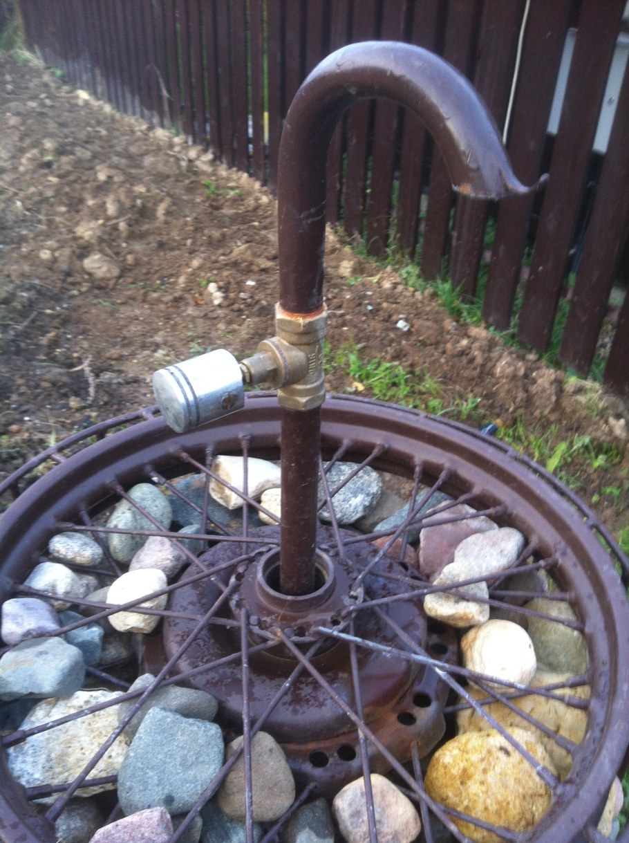 Уличный водопроводный кран на даче
