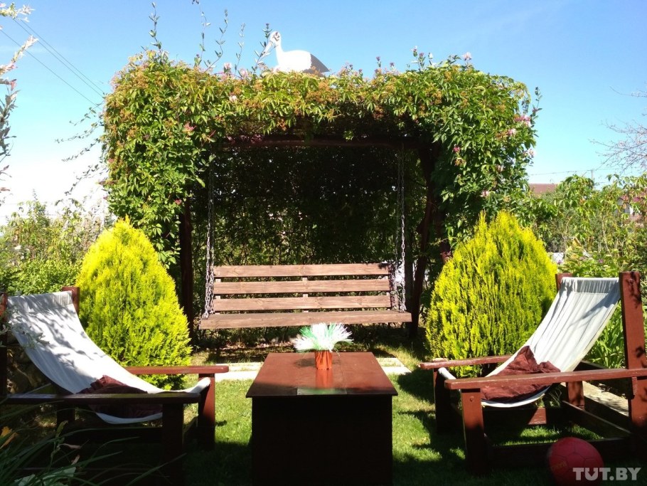 Зона отдыха на участке с качелями