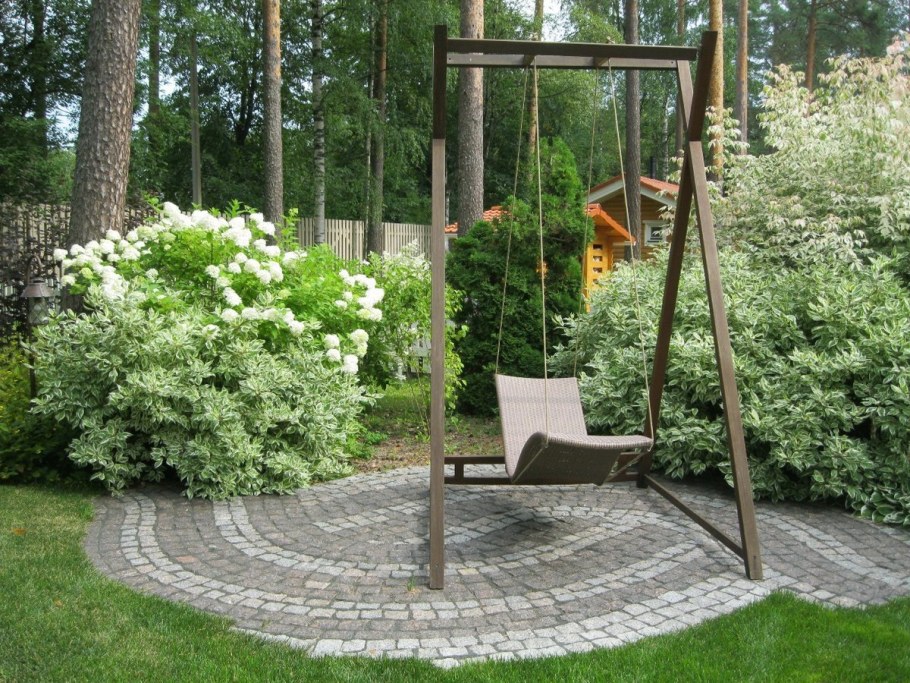 Садовая качеля в ландшафте