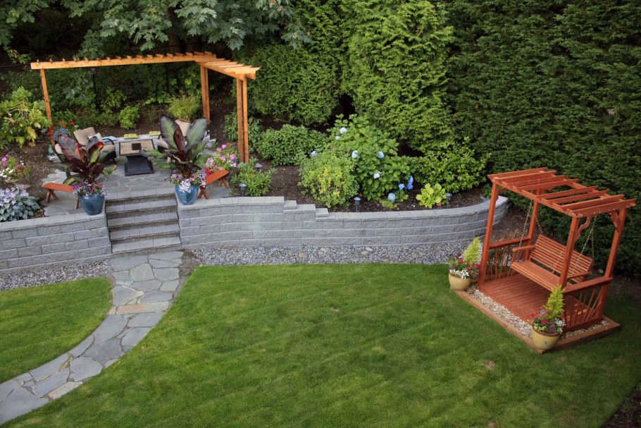 Качели в ландшафте сада