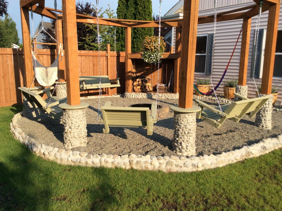 Костровая зона на даче с качелями