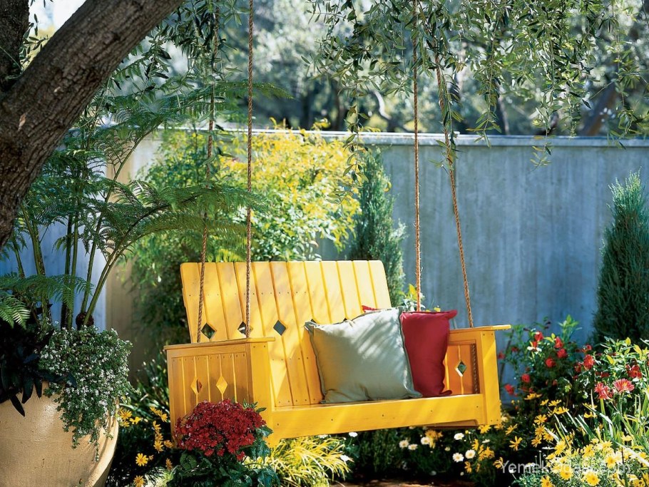 Уютный уголок в саду