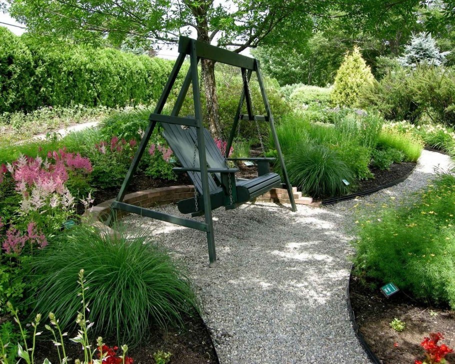 Качели в ландшафте сада