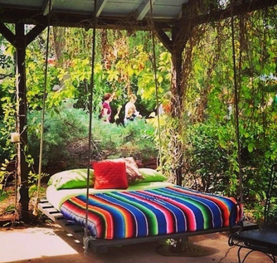 Зона отдыха с качелями на даче