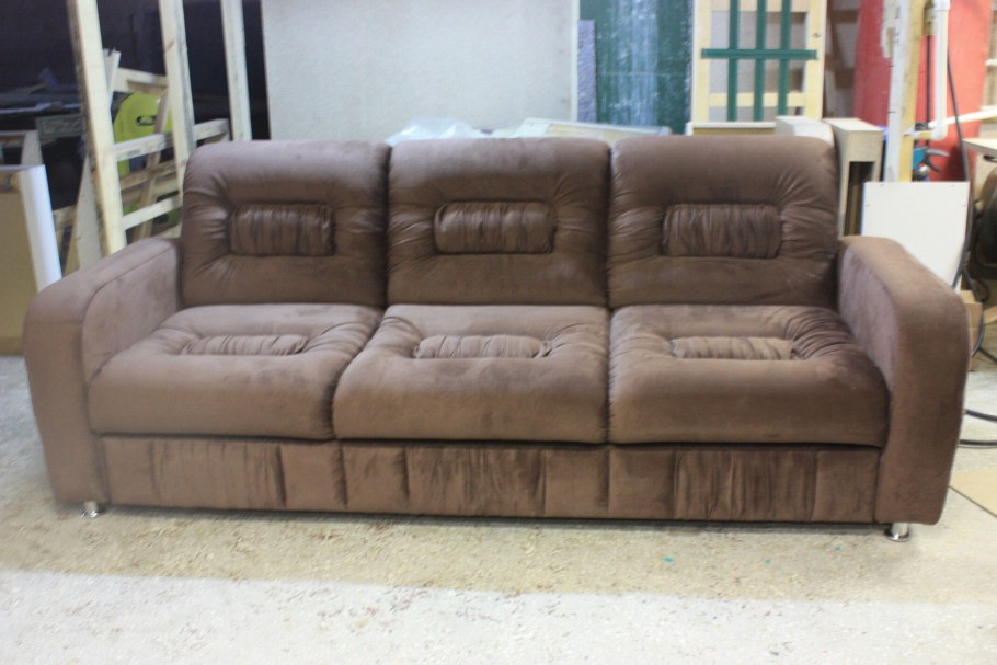 Бархатный диван на ножках