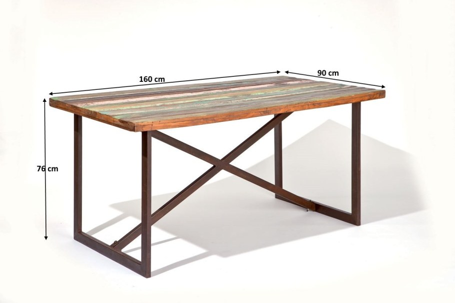 Деревянный стол на металлическом каркасе