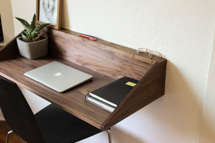 Стол письменный навесной на стену