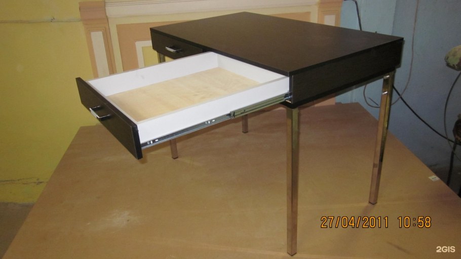 Письменный стол с ящиками под столешницей
