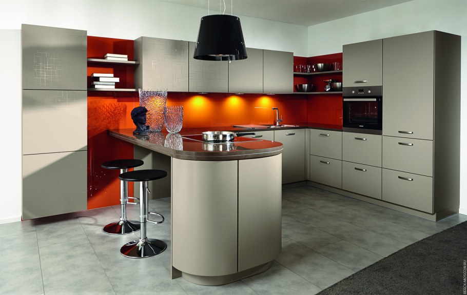 Маленькая коричневая кухня