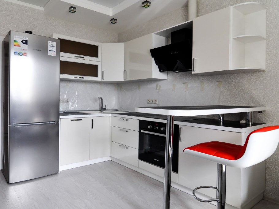 Кухня с полуостровом и гостиная