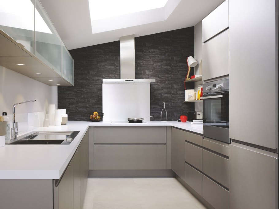 Современная кухня с окном