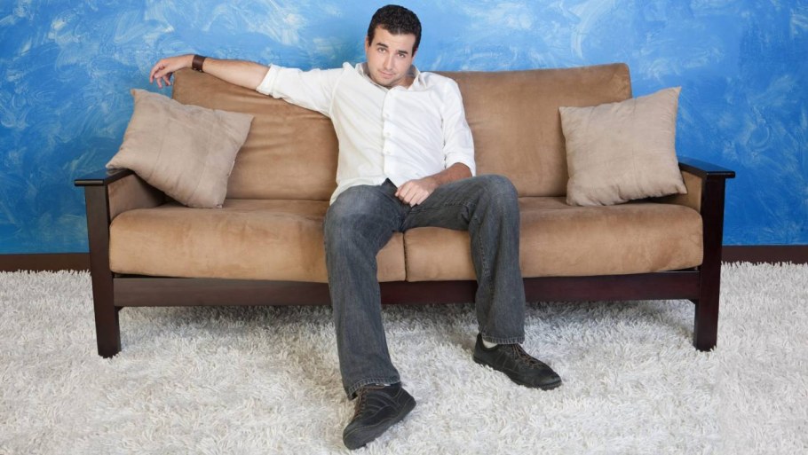 Парень сидит на диване