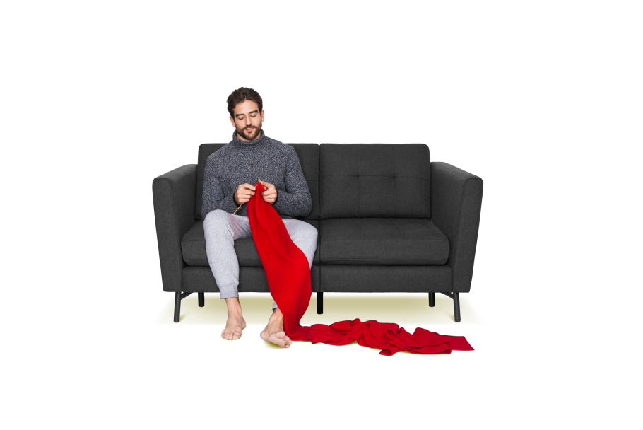 Человечек сидит на диване