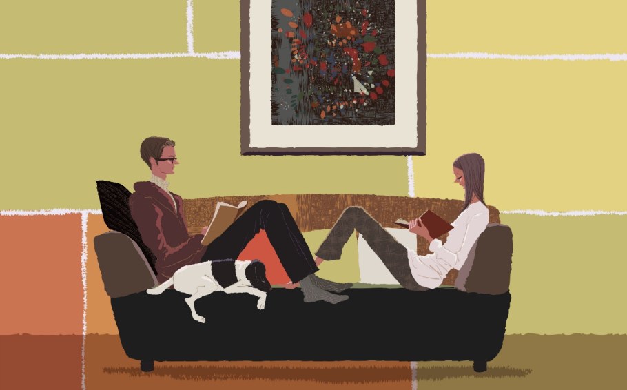 Два человека сидят на диване