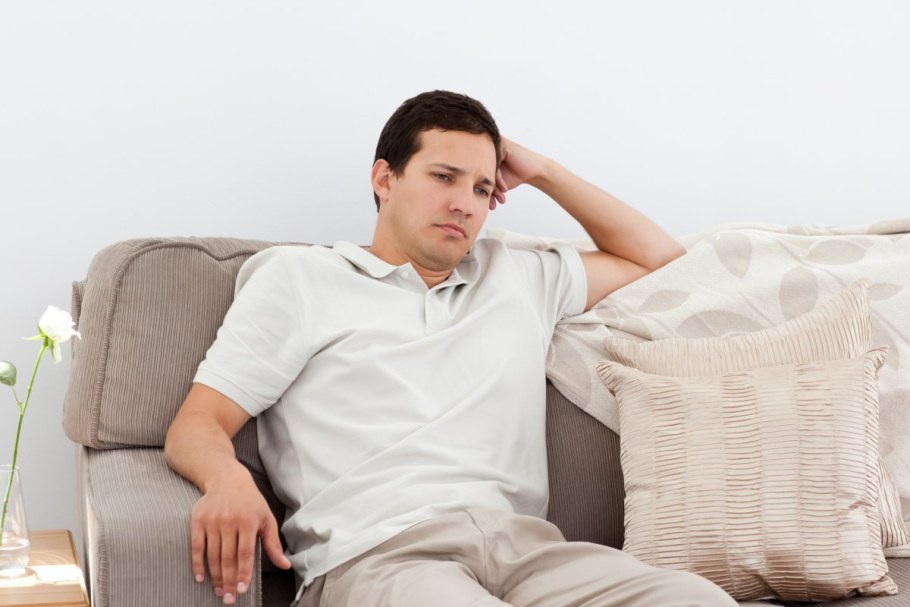 Мужчина на диване