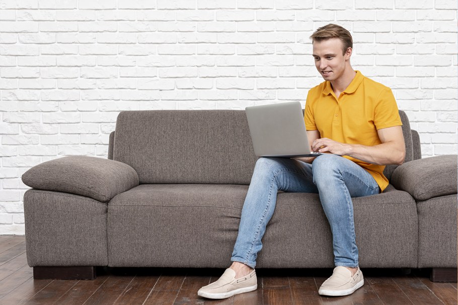 Человек на диване