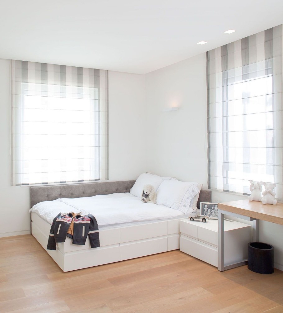 Кровать напротив окна в спальне