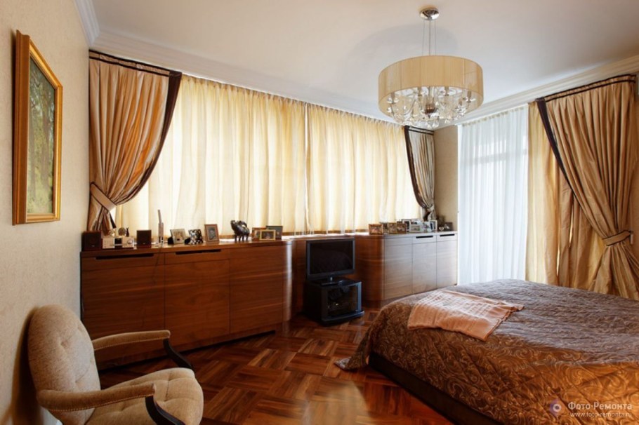 Маленькая спальня с двумя окнами