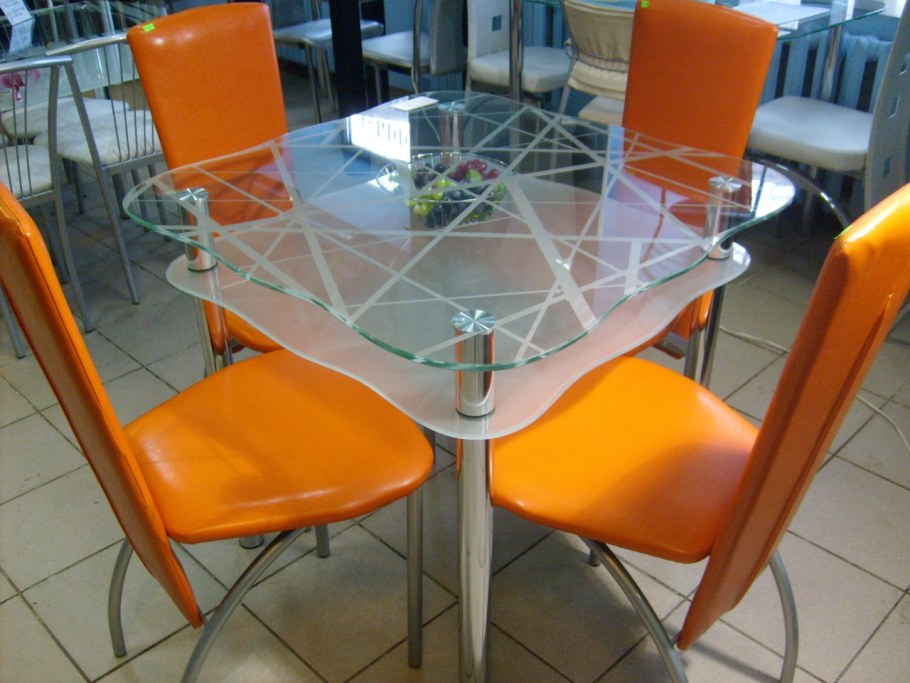 Стеклянный стол на маленькую кухню