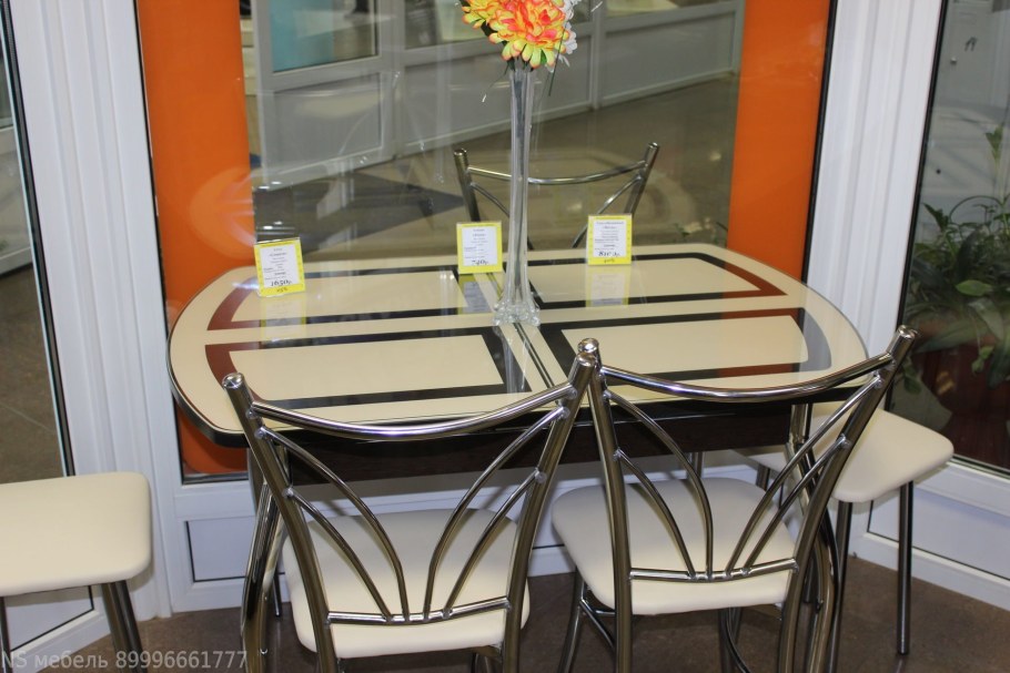 Много мебели столы кухонные и стулья