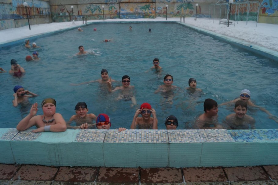 Теплый бассейн горячий ключ