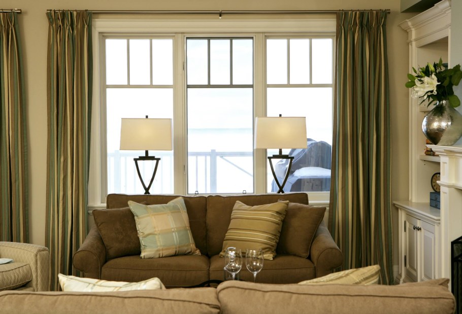 Декоративные подушки на коричневый диван