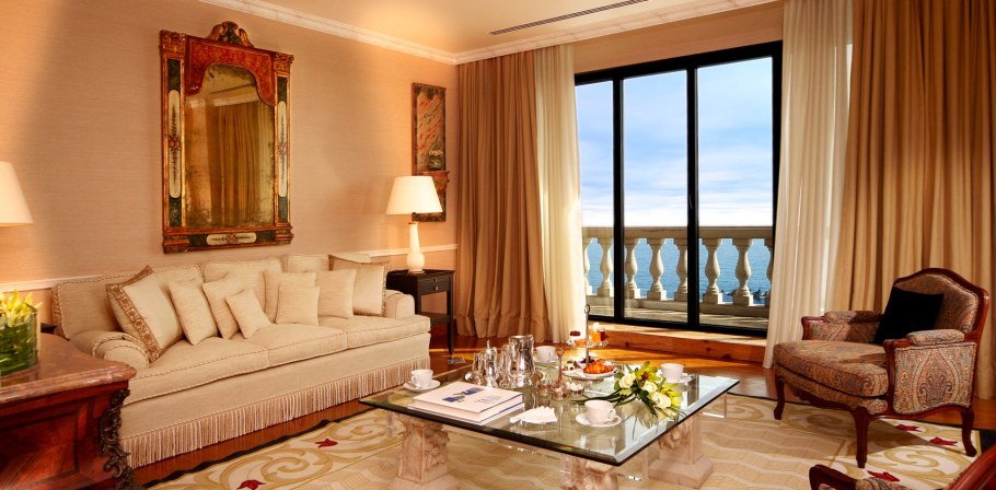 Гостиная с коричневым диваном