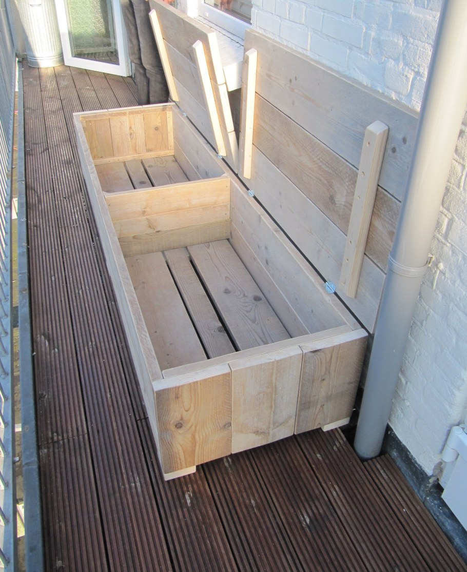 Скамейка на балкон с ящиком