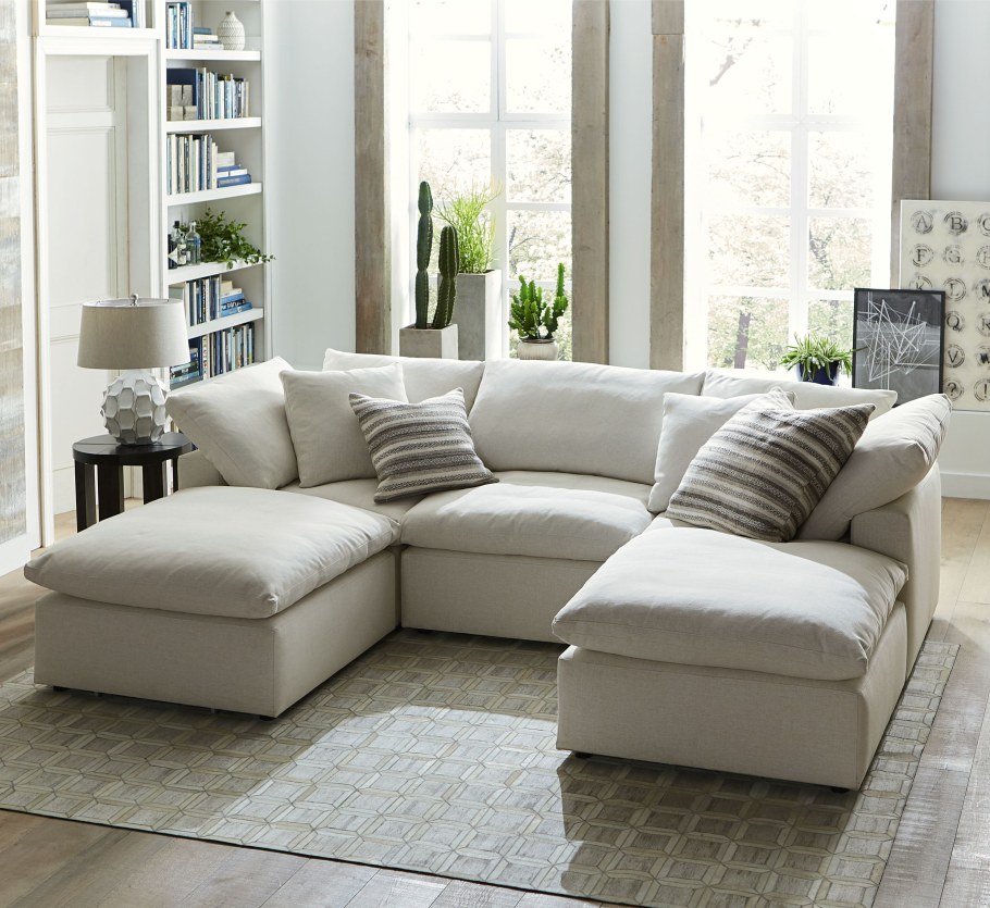 Гостиная с коричневым диваном