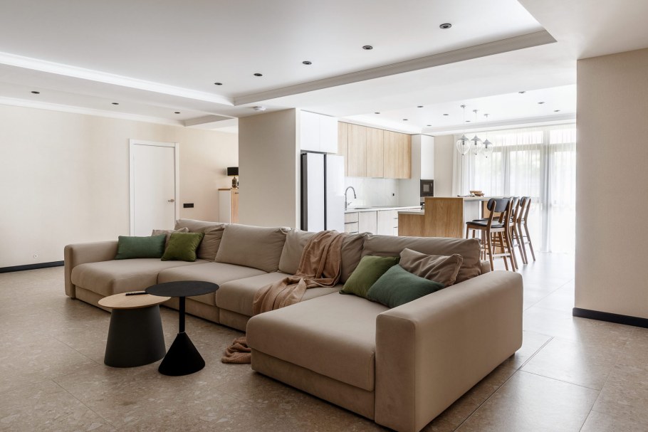 Гостиная с серым диваном