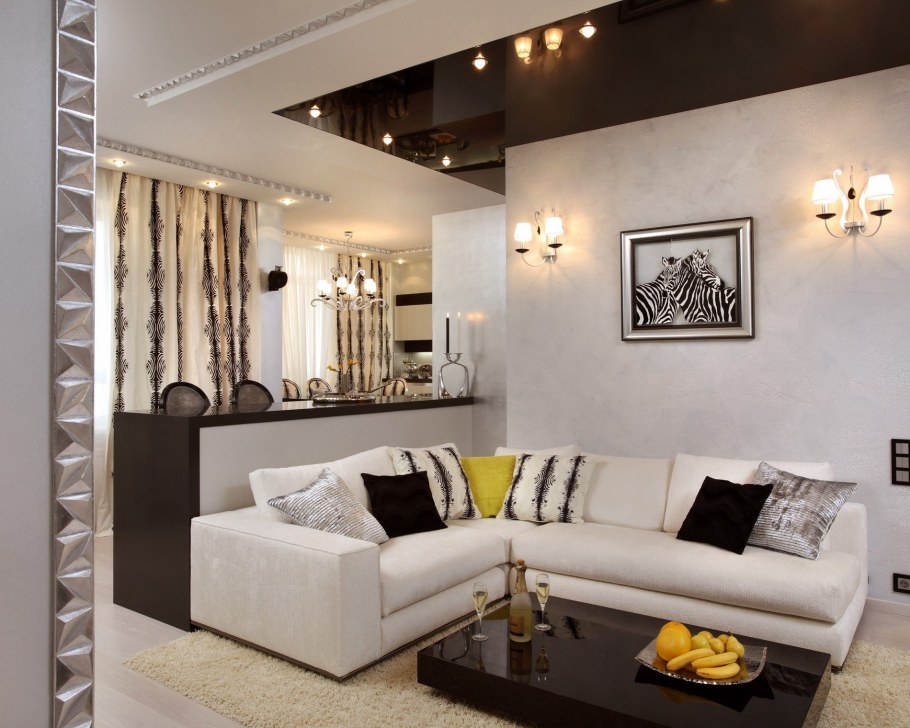 Стена за диваном в гостиной