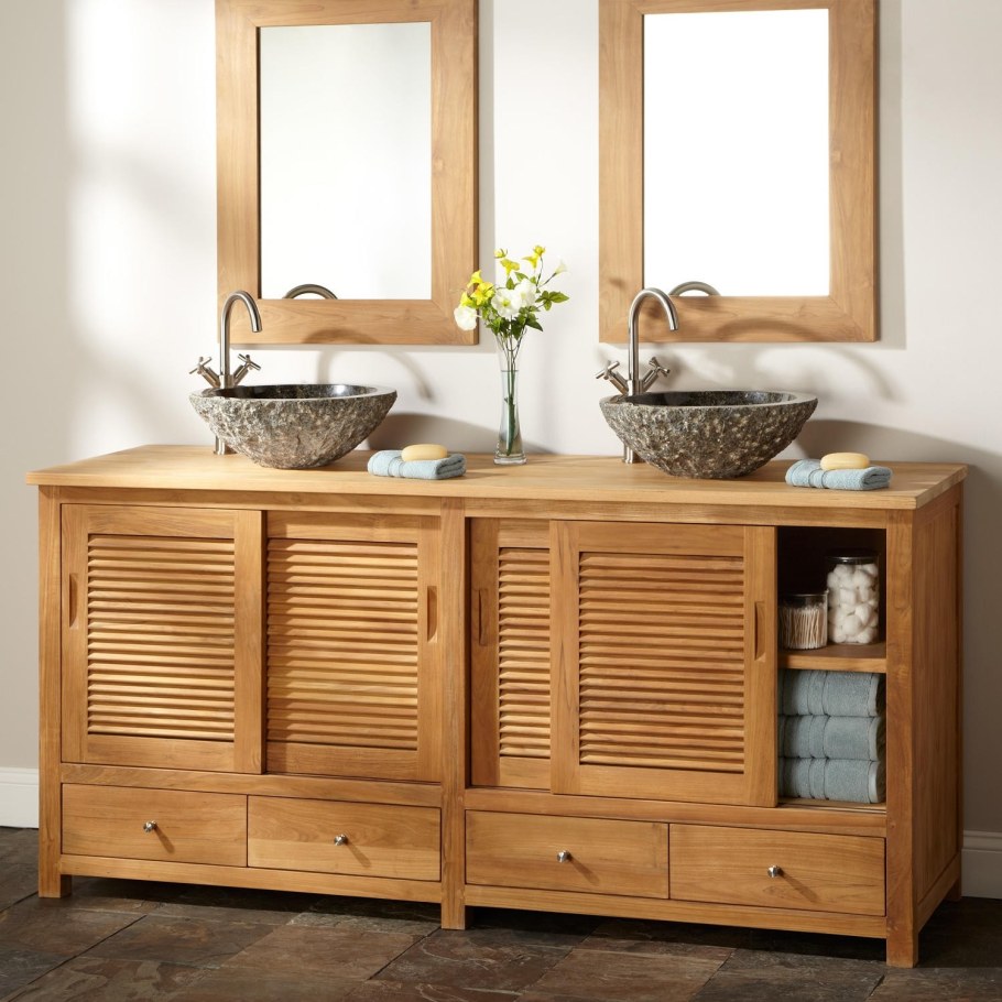 Деревянный шкаф в ванную