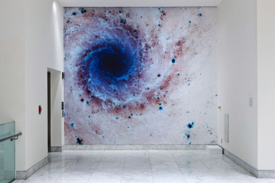 Пейзаж на стене в квартире