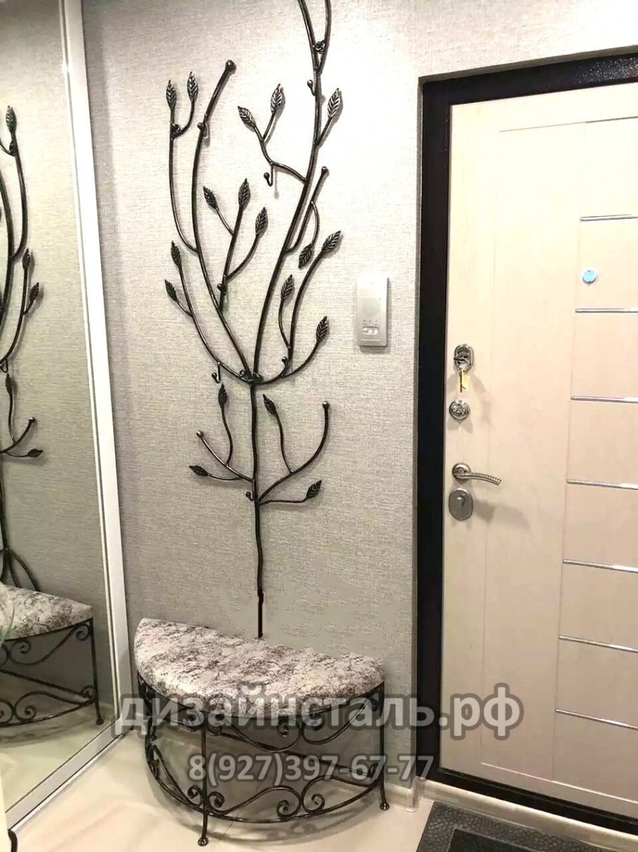 Кованная мебель в интерьере прихожей
