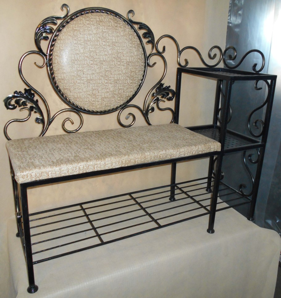 Кованая скамейка в прихожую
