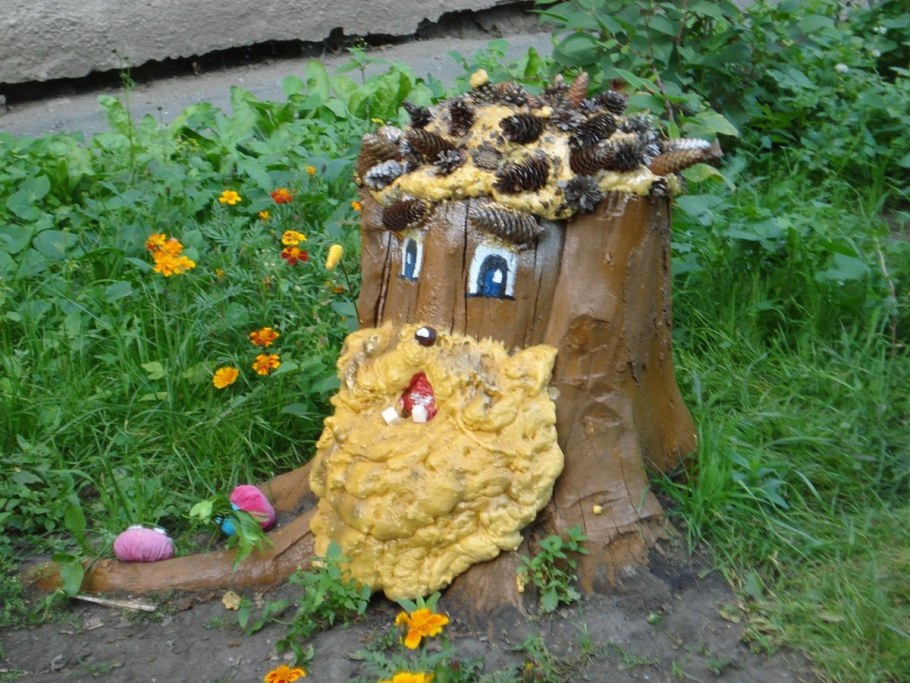 Столик в саду на пеньках