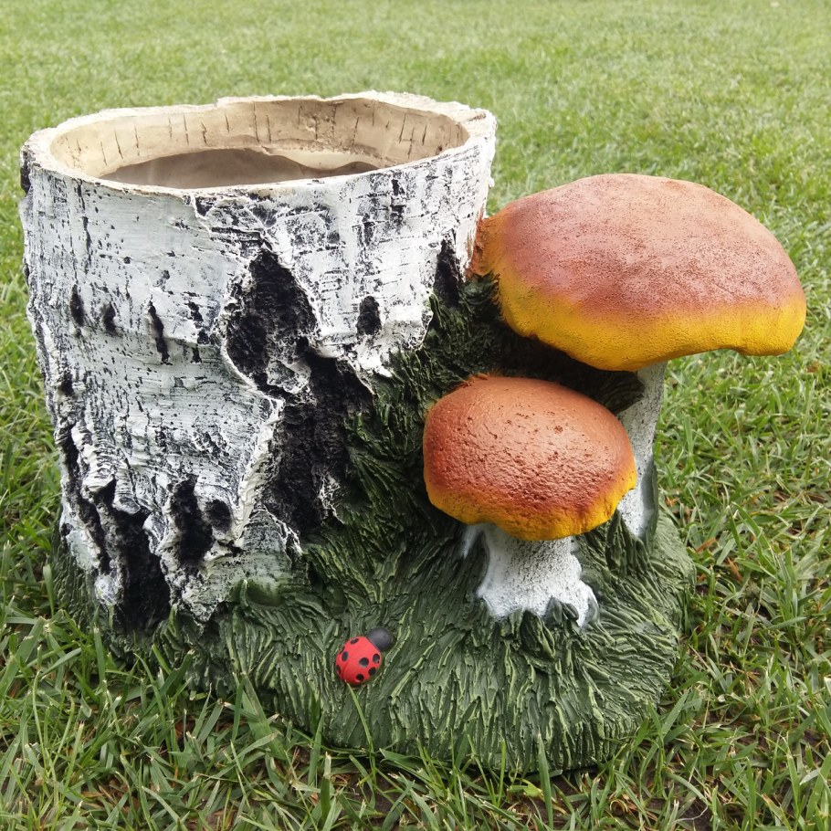 Стол из пня в саду